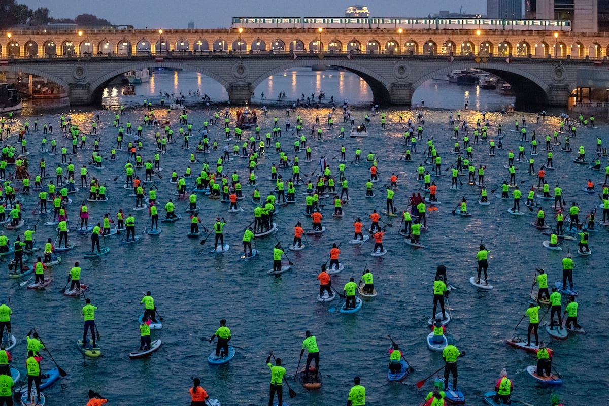 Una carrera de paddle en el río Sena, en París, en diciembre pasado. (James Hill/The New York Times)