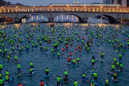 Una carrera de paddle en el río Sena, en París, en diciembre pasado. (James Hill/The New York Times)
