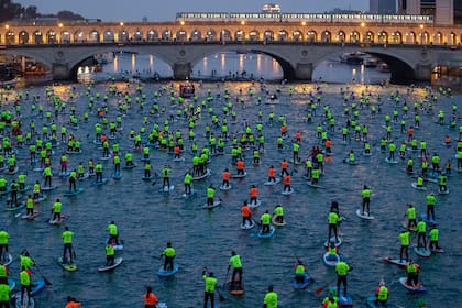 Una carrera de paddle en el río Sena, en París, en diciembre pasado. (James Hill/The New York Times)
