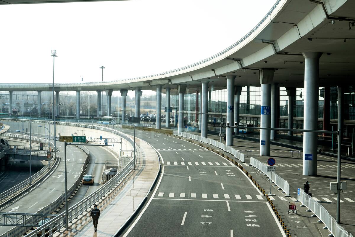 Una carretera casi desierta a las afueras del aeropuerto internacional de Pekín