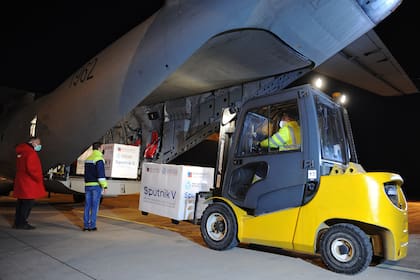 Una carretilla elevadora descarga cajas que contienen dosis de la vacuna Sputnik V contra el coronavirus desde un avión del Ejército eslovaco tras su llegada desde Moscú, en el Aeropuerto Internacional de Kosice, Eslovaquia, el 1 de marzo de 2021