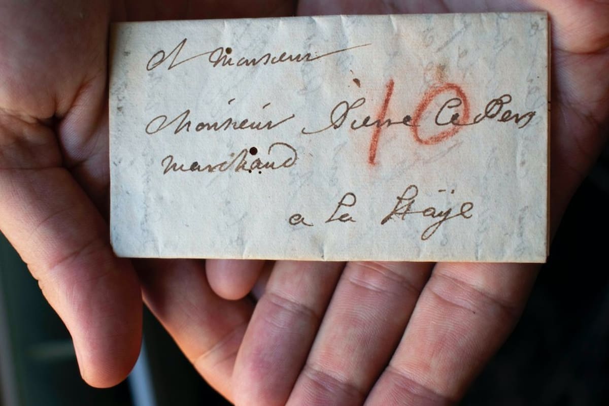 Una carta escrita en 1697 que nunca llegó a destino ahora fue leída sin desplegarla, preservando su diseño y evitando daños mayores