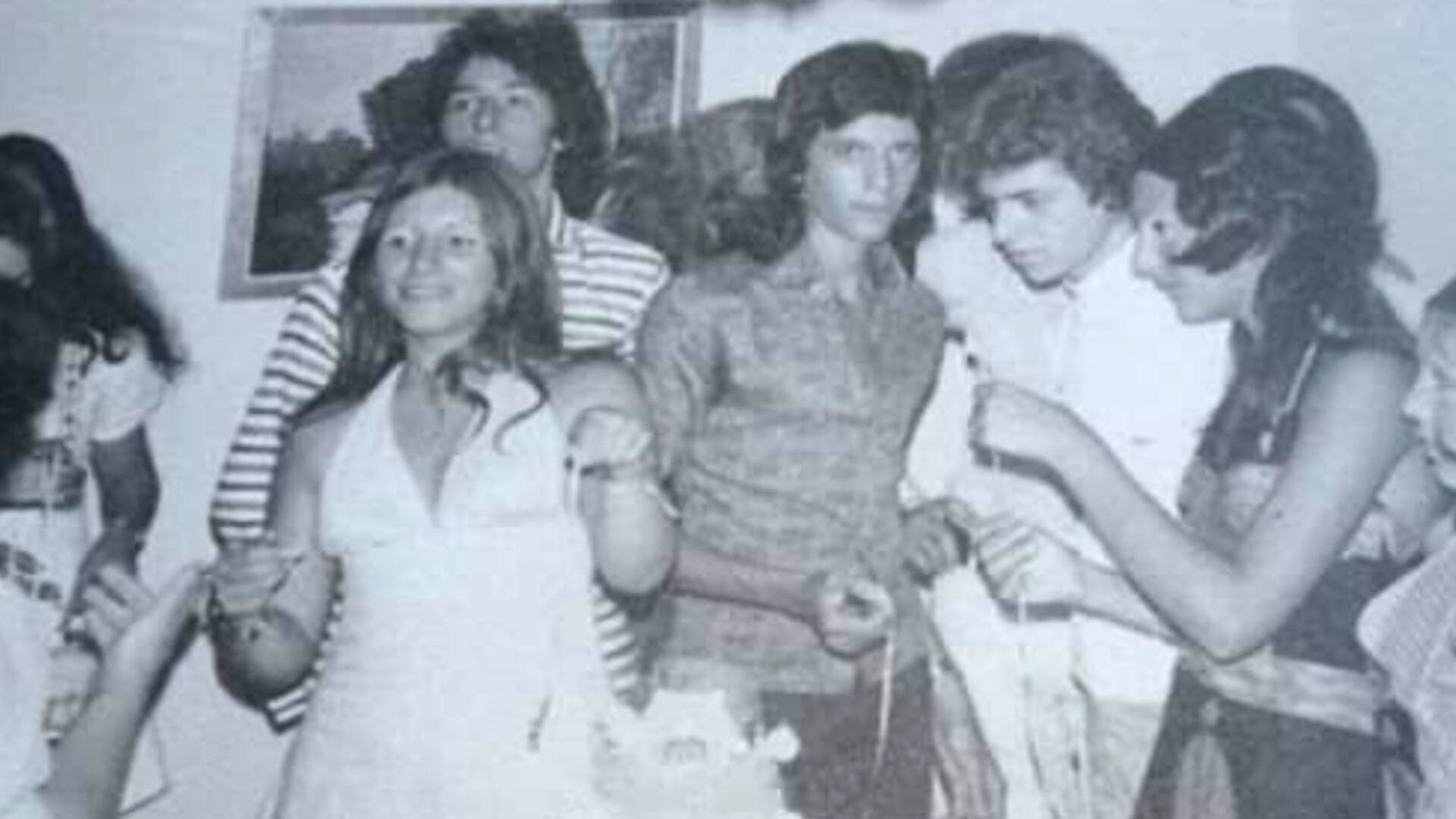 Una carta misteriosa, un mandato familiar y un ruego a un mes de llegar al altar.