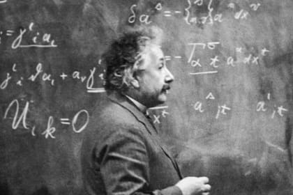 Una carta que Albert Einstein escribió a un colega con una importante ecuación se subastó por más de un millón de dólares