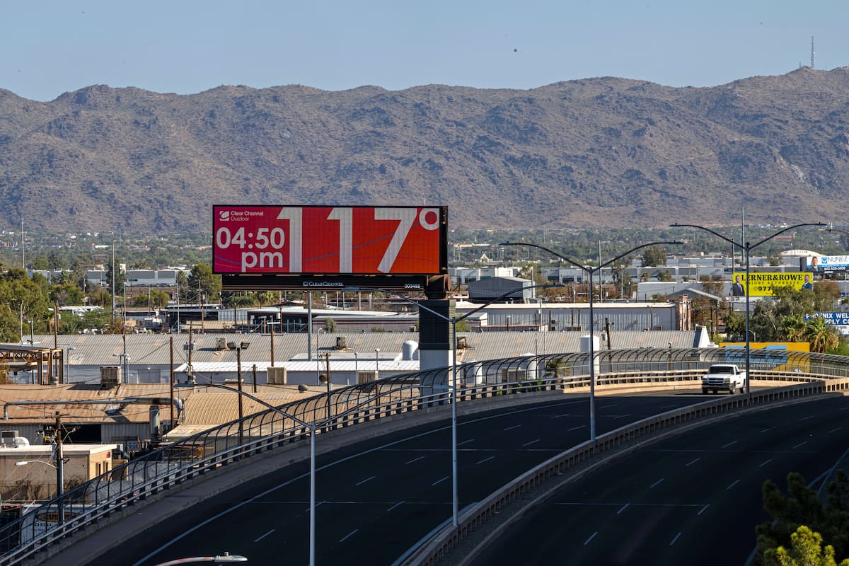 Una cartel en Phoenix muestra el indicador con altas temperaturas (47°C). (NYT)