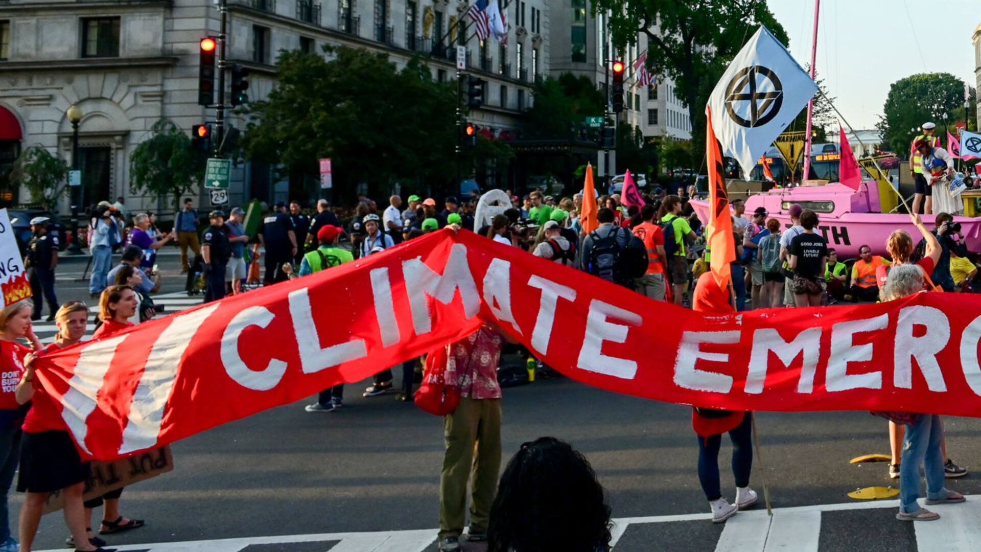Un cartel en una manifestación por el clima con la imagen de la activista sueca Greta Thunberg