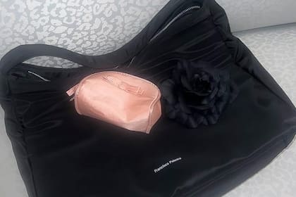 Una cartera de su marca, el accesorio infaltable