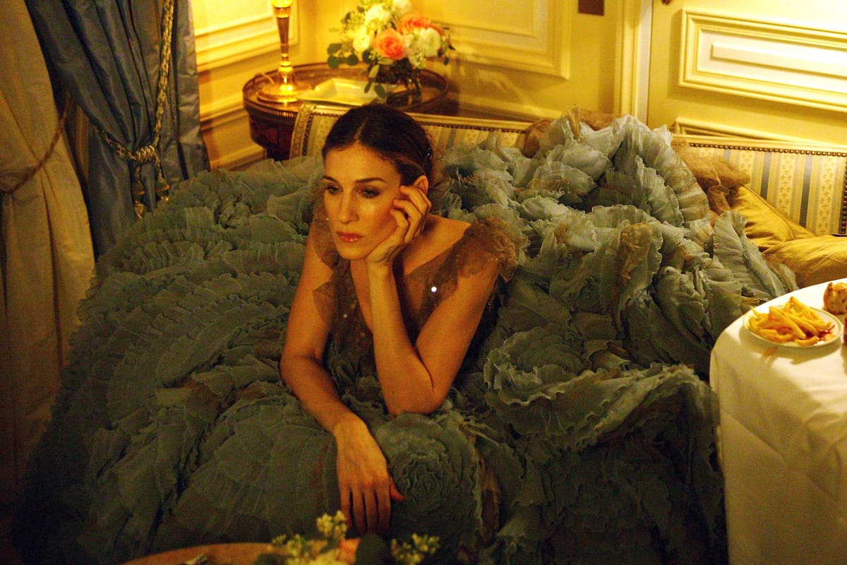 Una cartera usada por Carrie Bradshaw llegó a Japón y se volvió tendencia: tiene forma de paloma y diseño realista (Foto: HBO Max)