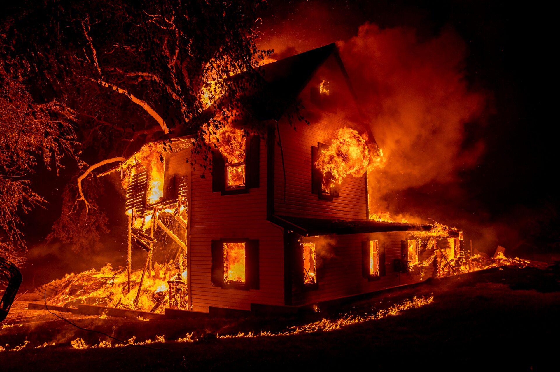 Una casa arde en Jeters Road cerca de la autopista 395 al sur de Janesville, California