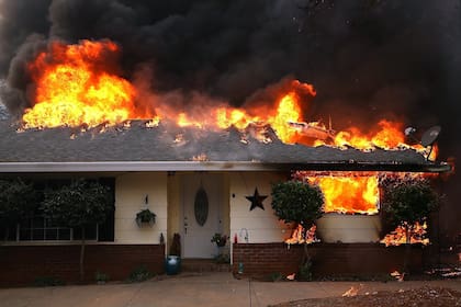 Una casa arde en Paradise, California.