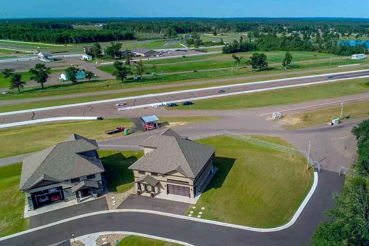 Una casa construida en medio del International Raceway de Brainerd sale a la venta y los dueños piden un millón de dólares.