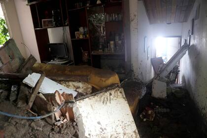 Una casa dañada después de fuertes lluvias se representa en Barra de Guaratiba, en Río de Janeiro.