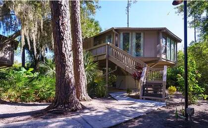 Una casa de Florida, que parece estar construida sobre un pedestal, se encuentra a la venta