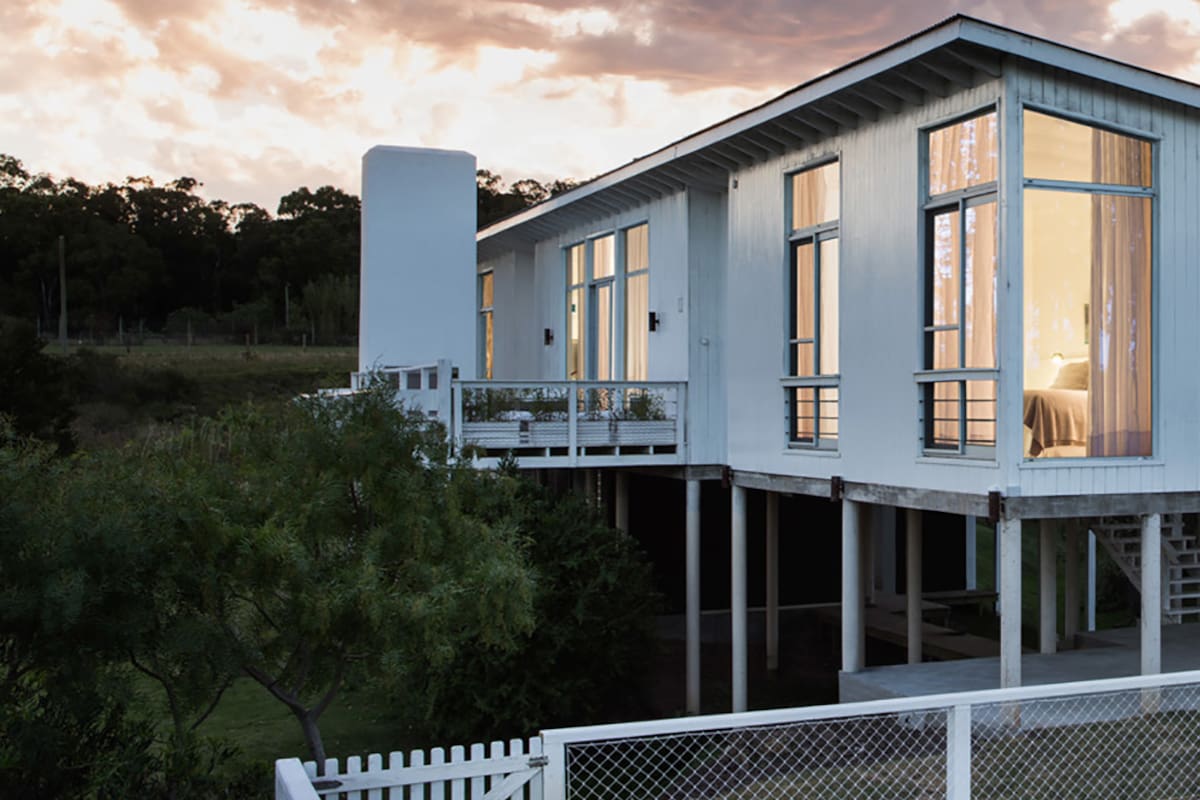 Una casa de playa realizada a partir de cuatro materiales destinados a mantener en cada ambiente la frescura que comunica su diseño.