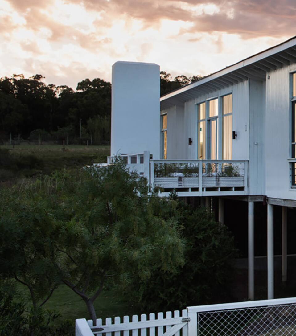 Una casa de playa realizada a partir de cuatro materiales destinados a mantener en cada ambiente la frescura que comunica su diseño.