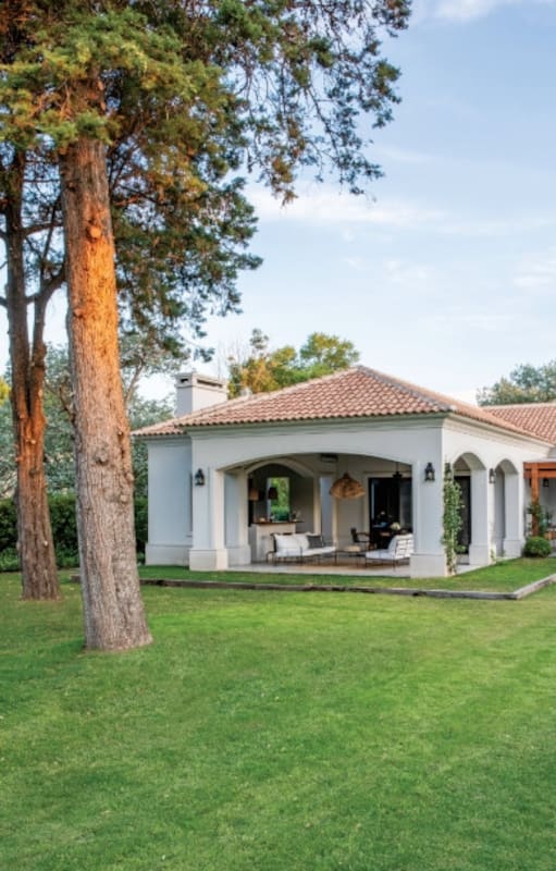 Una casa de techo a dos aguas que tentó a una familia a quedarse en el campo