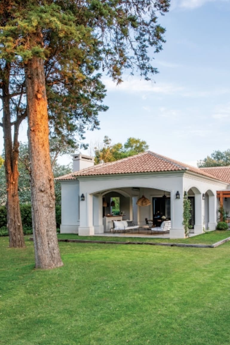 Una casa de techo a dos aguas que tentó a una familia a quedarse en el campo