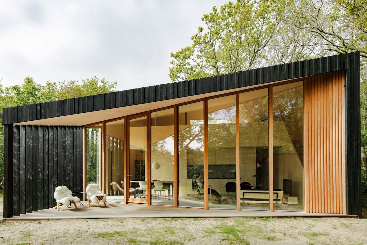 Una casa de vacaciones en un entorno de bosque en la isla Texel de los Países Bajos