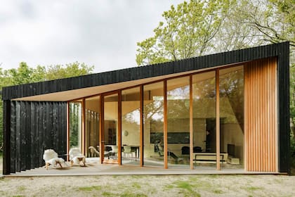 Una casa de vacaciones en un entorno de bosque en la isla Texel de los Países Bajos
