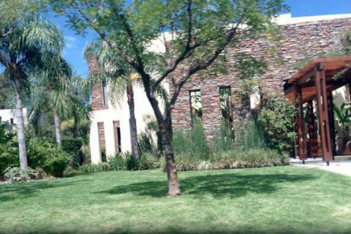 Una casa en el country San Jorge Village, autos de alta gama, seis mucamas, tres niñeras, lapiceras Mont Blanc de oro macizo con rubíes o diamantes de regalo para su hija de 3 años: los lujos que Gustavo Gentili podía permitirse pese a su sueldo estatal