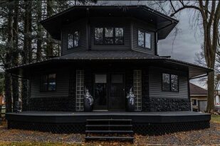 Una casa en Estados Unidos está pintada y decorada completamente de negro