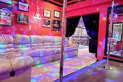 Una casa en Estados Unidos se vende con una sala de streaptease privada en su sótano
