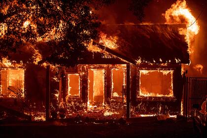 Una casa en llamas durante los incendios en California
