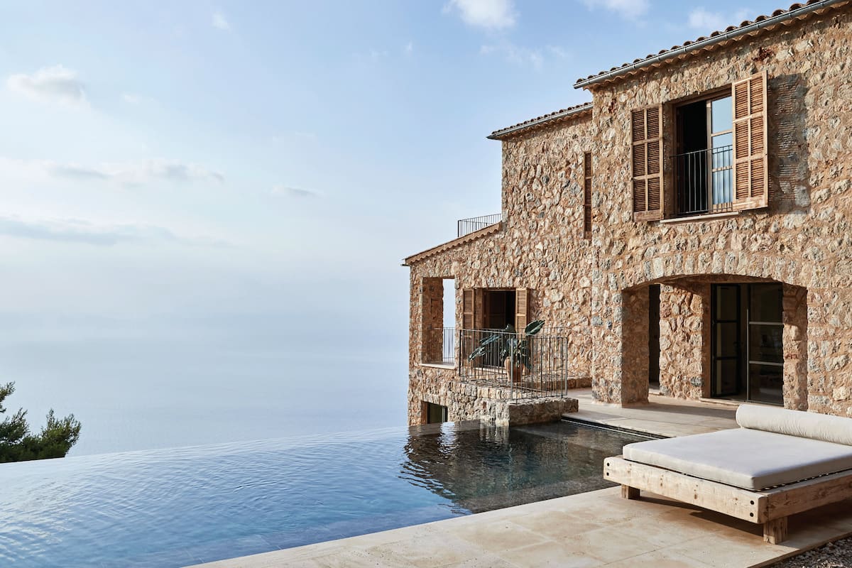 Una casa en Mallorca con una ubicación tan única que valía la pena invertir en toda mejora posible para rescatarla de la ruina.