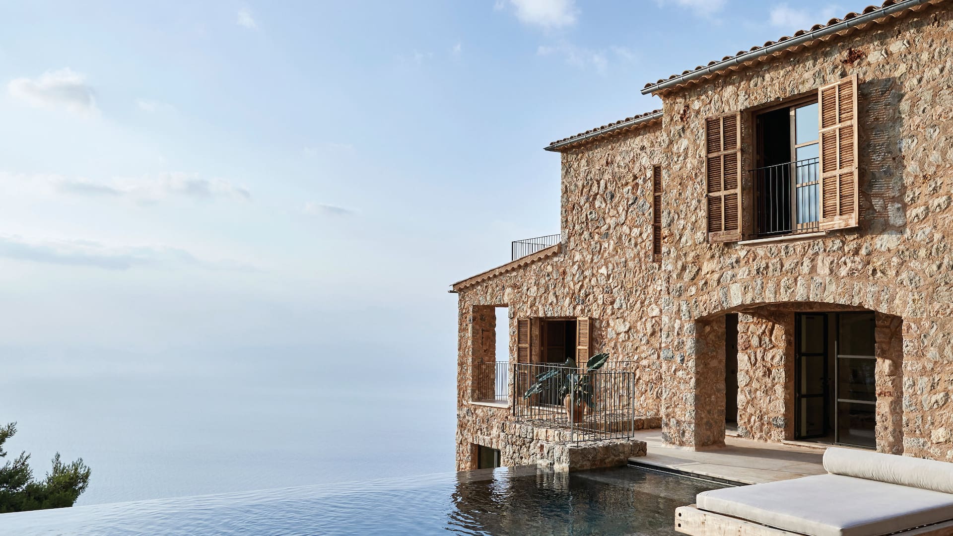 Una casa en Mallorca con una ubicación tan única que valía la pena invertir en toda mejora posible para rescatarla de la ruina.