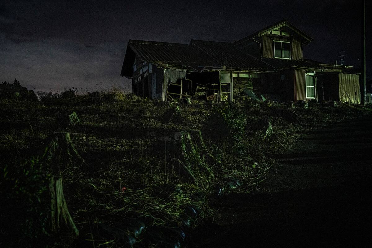 Una casa está abandonada, rodeada de árboles talados, en Namie, una ciudad de la prefectura japonesa de Fukushima, 4 de marzo de 2021