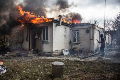 Una casa está en llamas luego del bombardeo en la ciudad de Irpin, 26 kilómetros al oeste de Kiev, Ucrania
