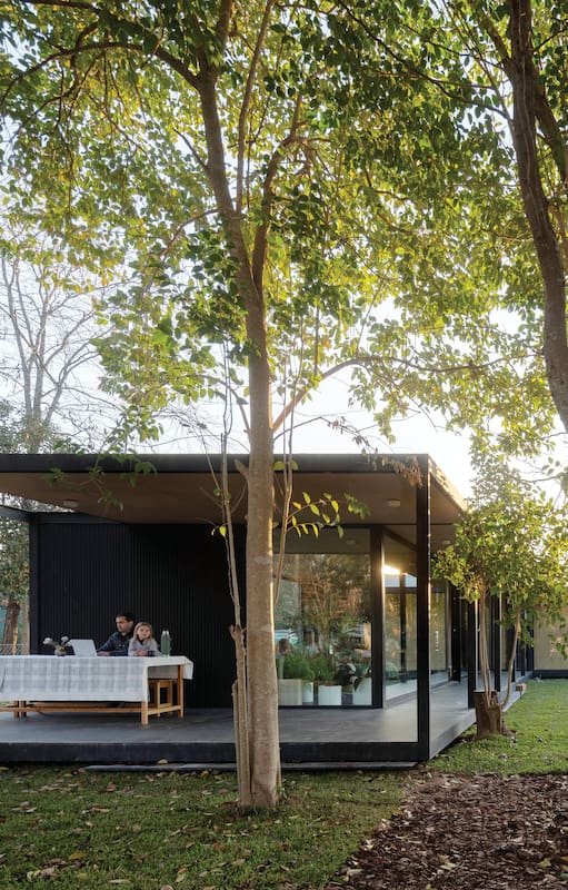 Casa insertada entre árboles en Escobar. Obra del Arq. Martín Torrado.