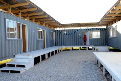 Una casa para asistir a las mujeres en situación de violencia de género, fabricada por Astillero Río Santiago con contenedores, fue instalada y comenzó a funcionar en la periferia de la ciudad de La Plata