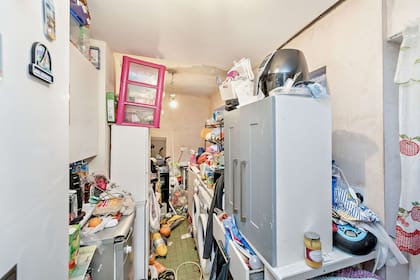 Una casa que parece el hogar de un acaparador se vende como una "excelente oportunidad de inversión".