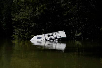 Una casa rodante está parcialmente sumergida en el lago Carr Creek cerca de Hazard, Kentucky, 3 de agosto de 2020. (AP Foto/Brynn Anderson)