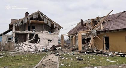 Una casa se ve dañada tras un ataque ruso en la región de Zhytomyr, Ucrania