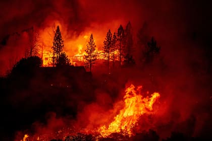 Una casa se ve envuelta en llamas en el condado de Fresno, California