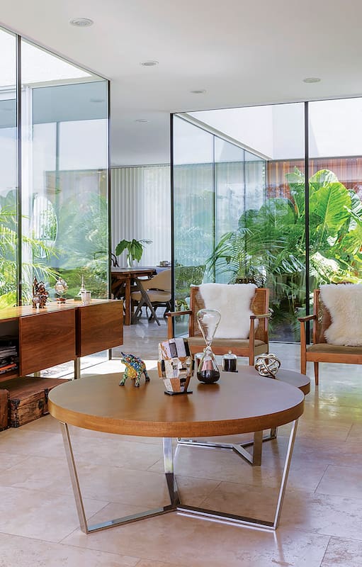 Una casa sin muros interiores y conectada por patios vidriados refleja cabalmente la esencia de una familia que disfruta de la vida a puertas abiertas.