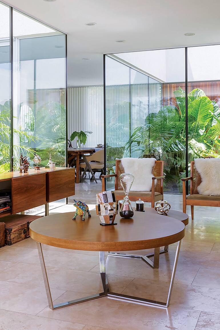 Una casa sin muros interiores y conectada por patios vidriados refleja cabalmente la esencia de una familia que disfruta de la vida a puertas abiertas.