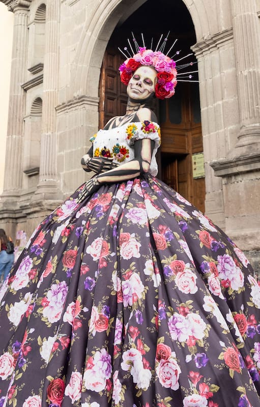 Una Catrina, icónica figura de esqueleto femenino que es símbolo del Día de Muertos.