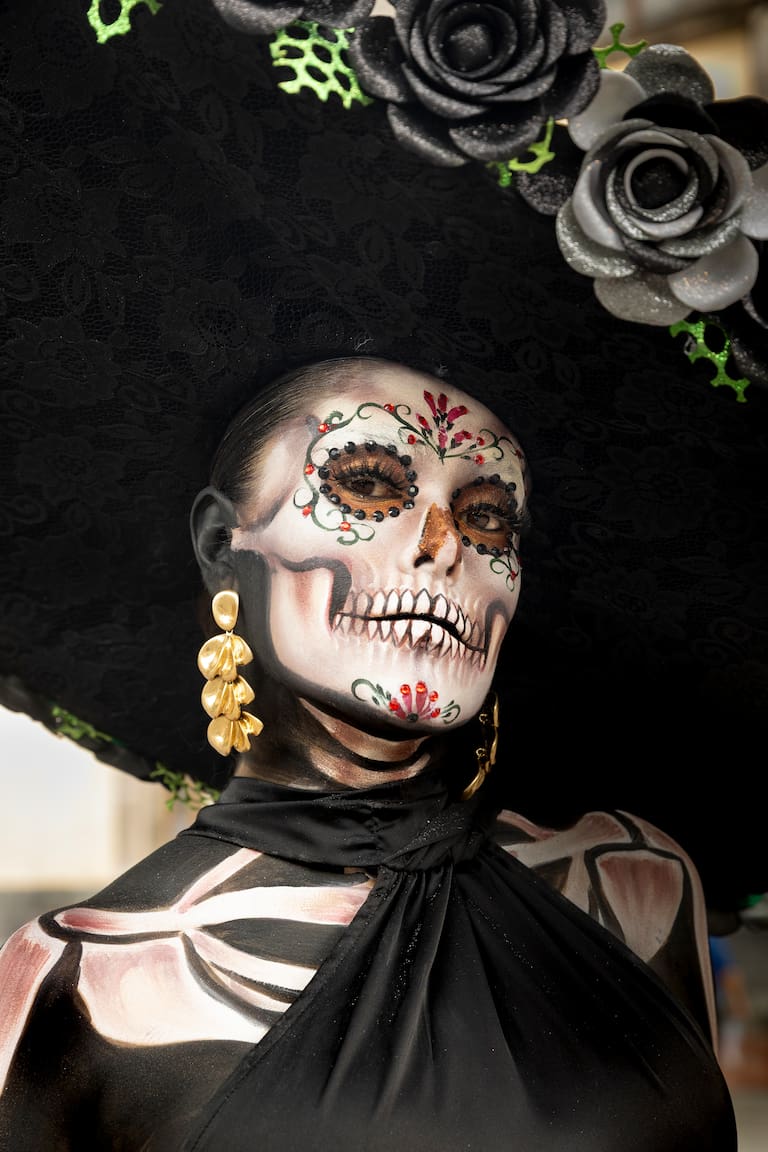 Una Catrina, icónica figura de esqueleto femenino que es símbolo del Día de Muertos.