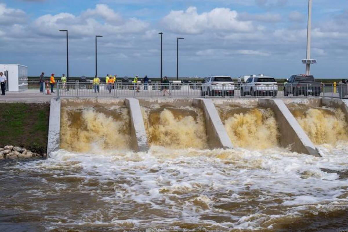 Una celda de tratamiento de aguas pluviales en pleno caudal. El agua debe ser tratada antes de que pueda ser liberada al ecosistema