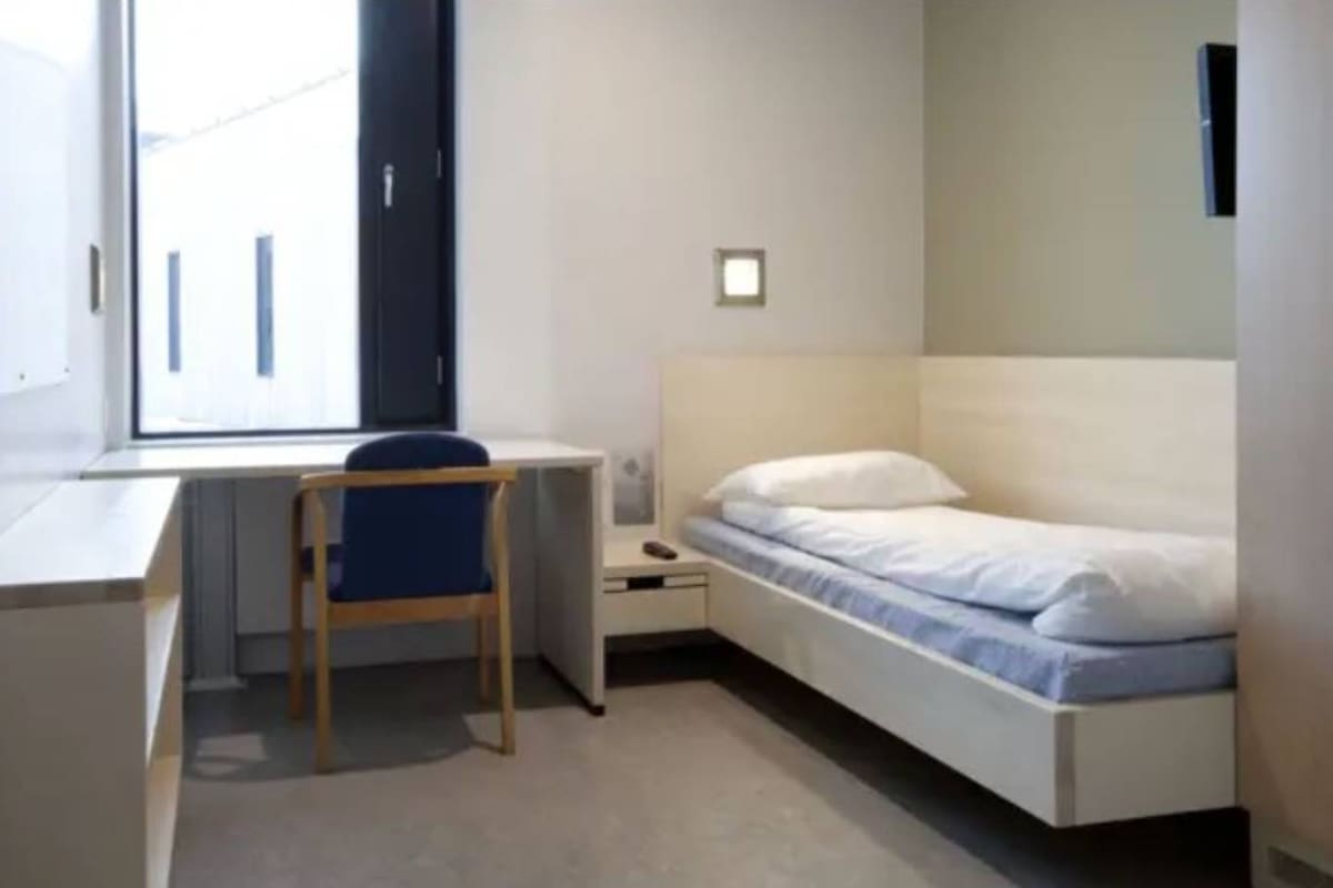 Una celda individual, con baño en suite, televisor de pantalla plana, heladera y escritorio, en la prisión de máxima seguridad de Halden, en Noruega
