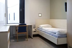 Una celda individual, con baño en suite, televisor de pantalla plana, heladera y escritorio, en la prisión de máxima seguridad de Halden, en Noruega