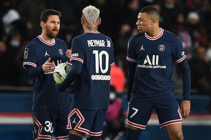 Una celebración de Mbappé junto a Messi y Neymar durante su tiempo en el club francés