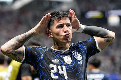 Una celebración que le trajo problemas en Inglaterra: el festejo a lo "Topo Gigio" con el que Enzo Fernández celebró el empate parcial ante el seleccionado británico; luego, la Argentina ganaría 2-1