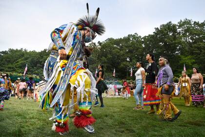 Una ceremonia de la tribu indígena Mashantucket Pequot en Mashantucket, Connecticut el 28 de agosto del 2021.  (Foto AP/Jessica Hill)