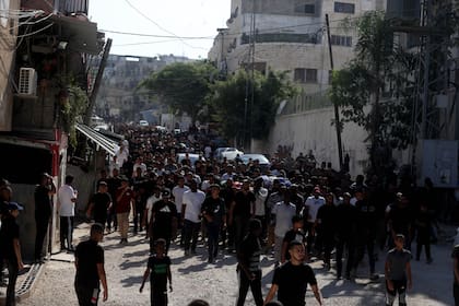 Una ceremonia fúnebre por los palestinos que perdieron la vida en un ataque aéreo israelí en el campo de refugiados de Tulkarem, en Cisjordania