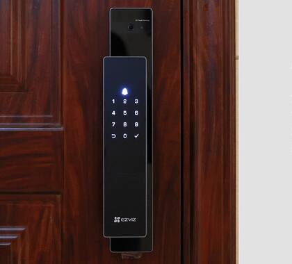 Una cerradura inteligente de Ezviz con cámara incorporada para hacer reconocimiento facial
