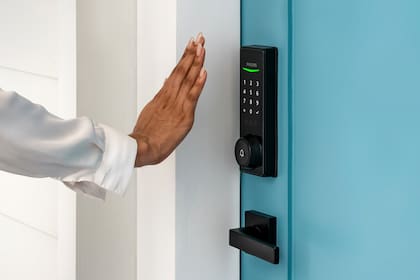 Una cerradura Philips Wi-Fi Palm Recognition Smart Deadbolt. Detecta las venas en nuestra palma de la mano para identificarnos